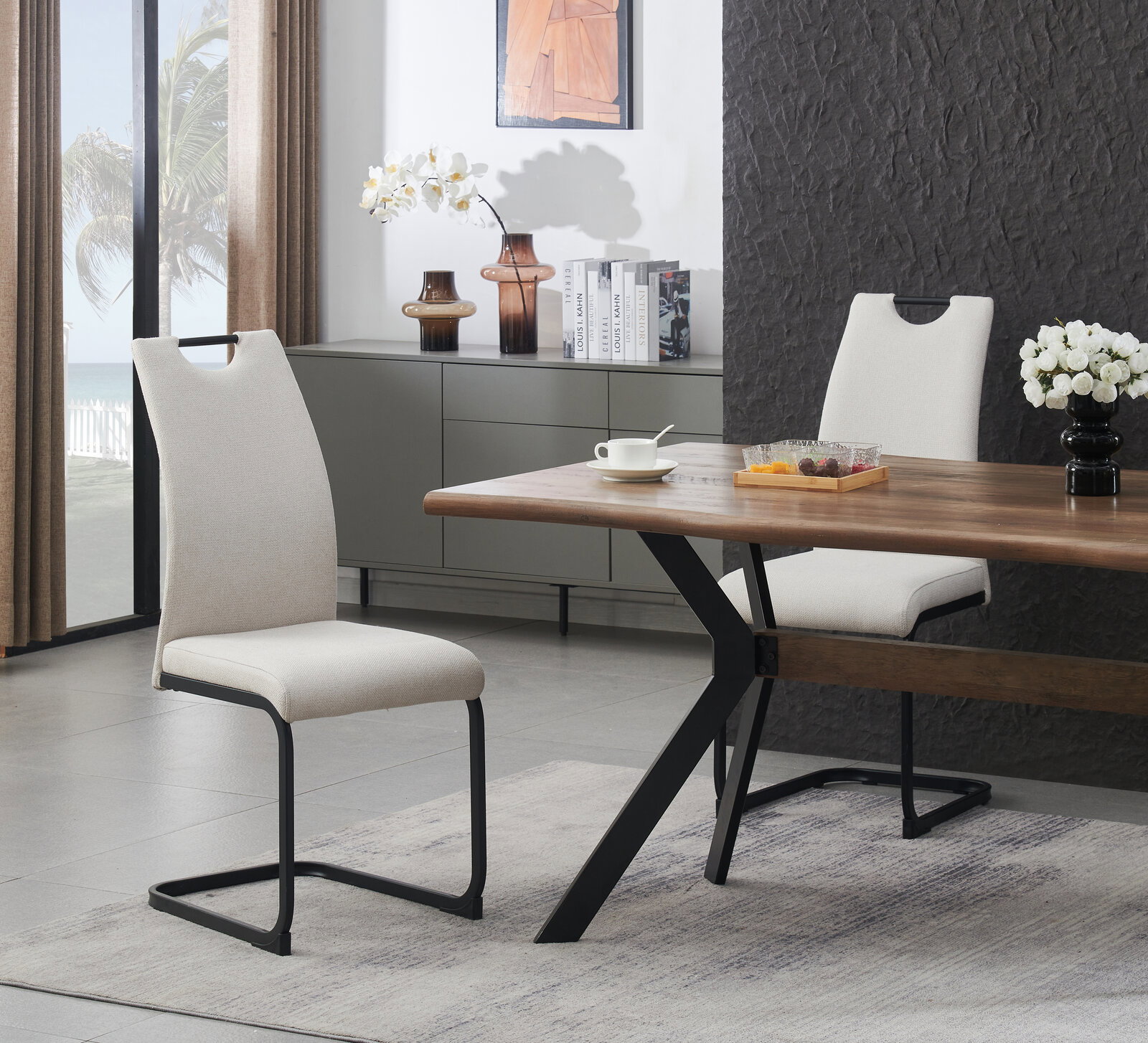 Modernes Esszimmer-Set mit zwei hellbeigen Polsterstühlen und Holztisch mit schwarzem Metallgestell, seitliche Perspektive im Wohnambiente.