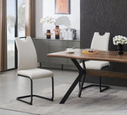Modernes Esszimmer-Set mit zwei hellbeigen Polsterstühlen und Holztisch mit schwarzem Metallgestell, seitliche Perspektive im Wohnambiente.