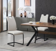 Modernes Esszimmer-Set mit zwei hellbeigen Polsterstühlen und Holztisch mit schwarzem Metallgestell, seitliche Perspektive im Wohnambiente.
