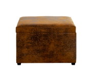 Quadratischer Sitzhocker mit Stauraum in braunem Vintage-Lederlook, frontal aufgenommen mit leicht erhöhter Perspektive auf die Sitzfläche, freigestellt auf weißem Hintergrund