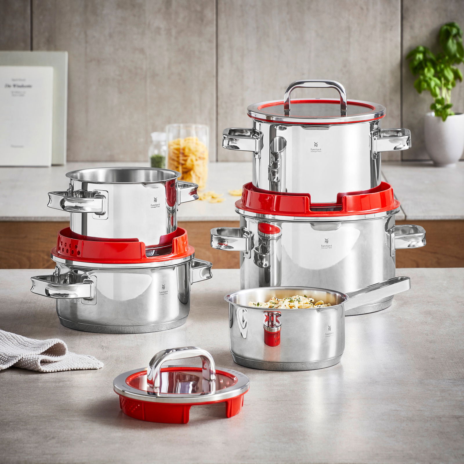 WMF Topfset 5-tlg. Topfset Function 4 5-tlg. aus Edelstahl mit roten Silikonelementen, seitliche Perspektive