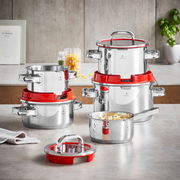 Topfset Function 4 5-tlg. aus Edelstahl mit roten Silikonelementen, seitliche Perspektive