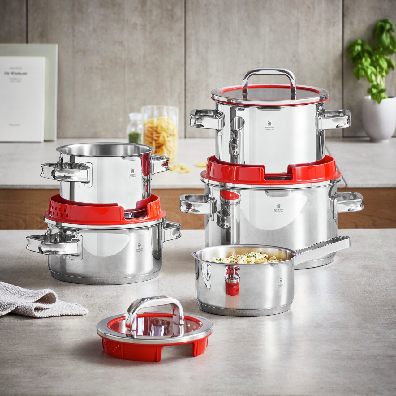 WMF Topfset 5-tlg. Topfset Function 4 5-tlg. aus Edelstahl mit roten Silikonelementen, seitliche Perspektive