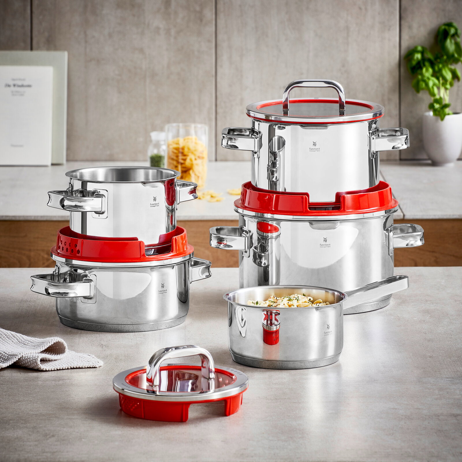 Topfset Function 4 5-tlg. aus Edelstahl mit roten Silikonelementen, seitliche Perspektive