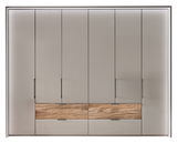 Sechs-türiger Funktionsschrank in moderner Frontansicht mit glatten, glänzenden Oberflächen und zwei mittleren Schubladen in Holzoptik.