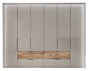 Functionele kast met zes deuren in een modern ontwerp, met gladde, glanzende oppervlakken en twee middelste lades in houtlook.