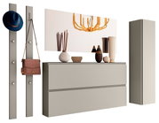 Garderobenset in modernem Design mit zwei Wandpaneelen, einem Spiegel, einer Kommode und einem hohen Schrank, frontal betrachtet.