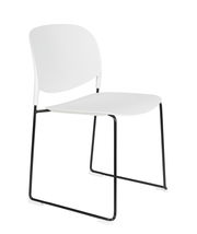 Moderner weißer Stuhl mit schwarzem Metallgestell, seitliche Perspektive