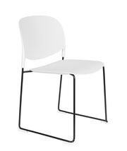 Moderner weißer Stuhl mit schwarzem Metallgestell, seitliche Perspektive