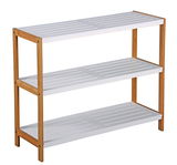 Schuhregal mit drei weißen Regalböden und einem Rahmen aus Holz, seitliche Perspektive