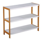 Schuhregal mit drei weißen Regalböden und einem Rahmen aus Holz, seitliche Perspektive