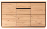 Frontale Ansicht eines modernen Sideboards aus hellem Holz mit klaren Linien und minimalistischen Design.