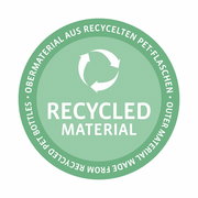 Grünes Siegel mit der Aufschrift 'Recycled Material', das auf die Verwendung von recyceltem PET-Material hinweist. Draufsicht.