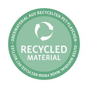 Grünes Siegel mit der Aufschrift 'Recycled Material', das auf die Verwendung von recyceltem PET-Material hinweist. Draufsicht.