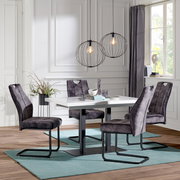 Moderner Esstisch mit vier grauen Stühlen, dekoriert mit Geschirr und Pflanzen, aus seitlicher Perspektive fotografiert.