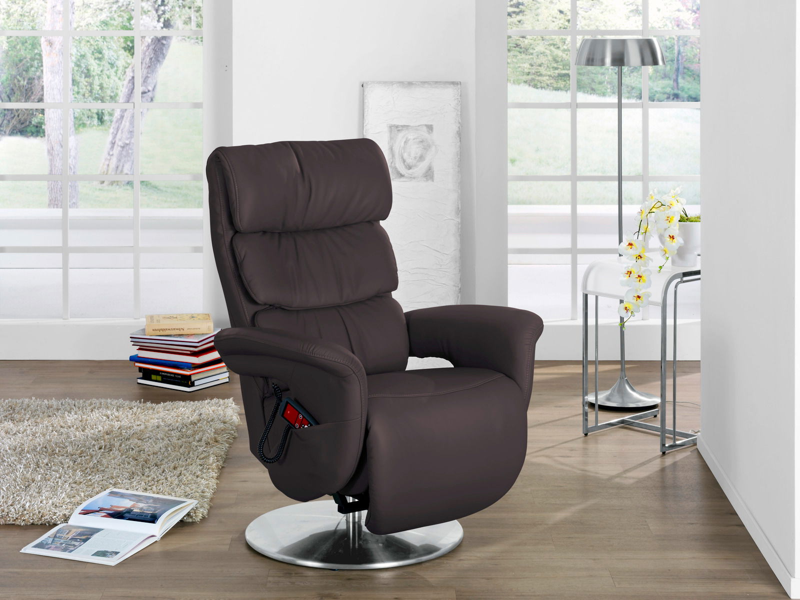 Moderner brauner Fernsehsessel in einem hellen Wohnzimmer, seitliche Perspektive.