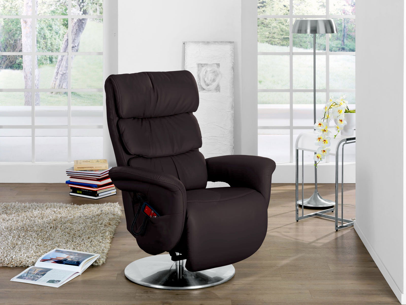 Himolla Fernsehsessel 7628 EASY SWING Moderner brauner Fernsehsessel in einem hellen Wohnzimmer, seitliche Perspektive.