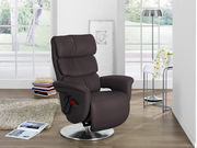 Moderner brauner Fernsehsessel in einem hellen Wohnzimmer, seitliche Perspektive.