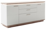Moderne weiße Kommode/Sideboard mit Holzplatte und Holzsockel, zwei Türen und drei Schubladen mit Griffen, schräg von vorne links in leichter Perspektive freigestellt