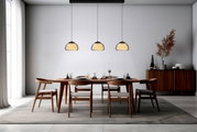 Moderne LED-hanglamp van LUXXO boven een stijlvol gedekte eettafel, gezien vanaf de zijkant.