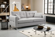Hellgraues, modern gepolstertes 3-Sitzer-Sofa mit Steppnähten und Chromfüßen im Wohnzimmer, Frontansicht leicht schräg von links