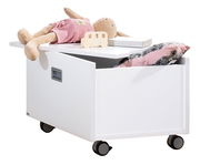 Weiße Rollbox mit Spielzeug und Kissen, seitliche Perspektive