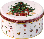 Runde Keksdose mit weihnachtlichem Design, zeigt einen geschmückten Weihnachtsbaum mit Geschenken auf dem Deckel und weihnachtliche Motive an den Seiten, aus seitlicher Perspektive.