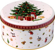 Runde Keksdose mit weihnachtlichem Design, zeigt einen geschmückten Weihnachtsbaum mit Geschenken auf dem Deckel und weihnachtliche Motive an den Seiten, aus seitlicher Perspektive.