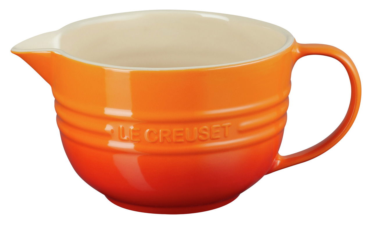 Rote Rührschüssel von Le Creuset mit Henkel und Ausguss, seitliche Perspektive