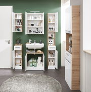 Badezimmeransicht mit geöffneten Unterschränken, die verschiedene Pflegeprodukte und Handtücher zeigen, aus der frontalen Perspektive.