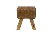 Hocker aus braunem Leder mit Holzbeinen, seitliche Perspektive