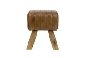 Hocker aus braunem Leder mit Holzbeinen, seitliche Perspektive