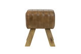 Hocker aus braunem Leder mit Holzbeinen, seitliche Perspektive