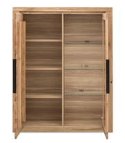 Holzvitrine mit zwei Glastüren, mehreren Regalböden und einer offenen Frontansicht