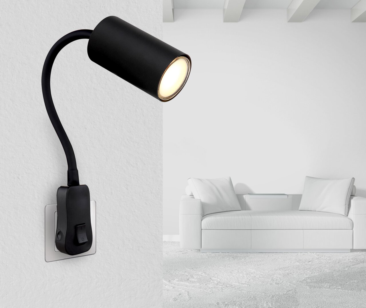 Schwarze Wandleuchte mit flexiblem Arm, seitliche Perspektive, montiert an einer weißen Wand neben einem modernen weißen Sofa.