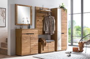 Moderne Garderobenkombination aus Holz mit Schuhschrank, Spiegel, Garderobenbank und Garderobenpaneel in einer hellen, einladenden Umgebung. Frontalansicht.