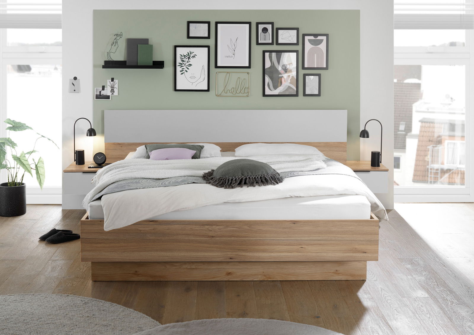 Modernes Schlafzimmer mit einem stilvollen Holzbett, umgeben von dekorativen Bildern an der Wand. Die Perspektive zeigt das Bett frontal mit Nachttischen und Lampen auf beiden Seiten.