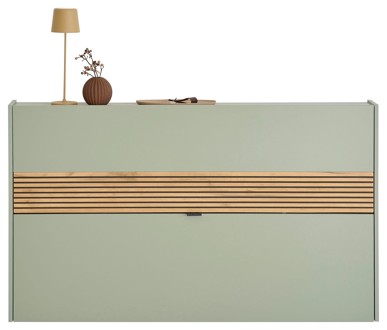 Moderner Schuhschrank Voleo RIO in mintgrün mit Holzstreifen, frontal fotografiert, dekoriert mit Lampe und Vase.