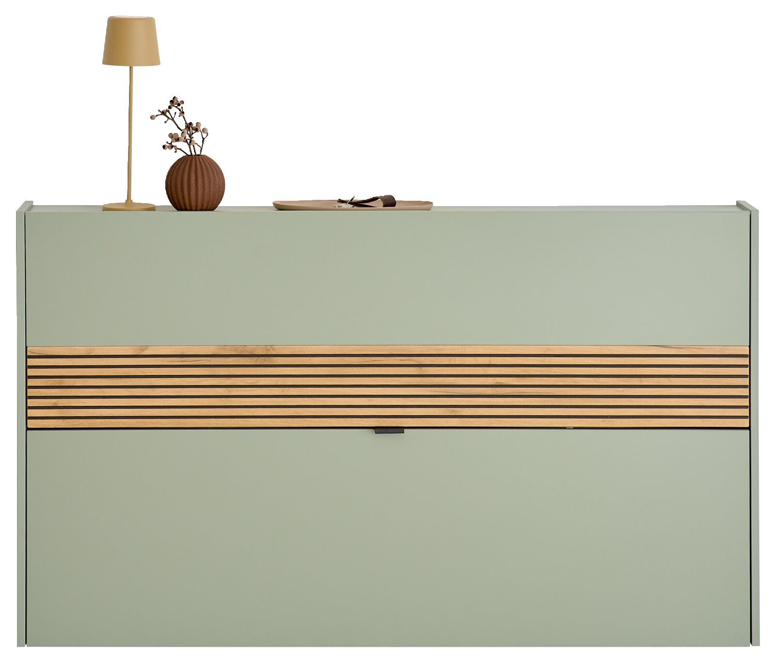 Moderne schoenenkast Voleo RIO in mintgroen met houten strepen, gefotografeerd vanaf de voorkant, versierd met een lamp en een vaas.