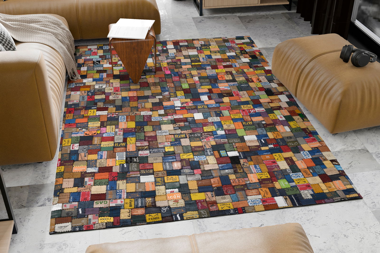 Bunte Lederteppich mit verschiedenen Etiketten in einer modernen Wohnzimmerumgebung, aus der Vogelperspektive betrachtet.
