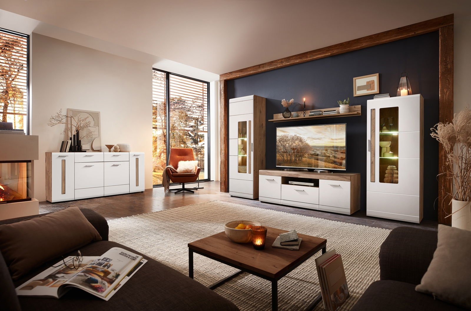 Moderne Wohnzimmermöbelkombination mit Sideboard und Wandkombination in heller, gemütlicher Atmosphäre, seitliche Perspektive