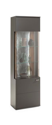 Vitrine TACOMA von Set one by Musterring, Ansicht von vorne links, mit Glasregalen und dekorativen Objekten.
