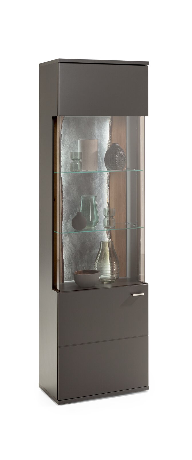 Vitrine TACOMA von Set one by Musterring, Ansicht von vorne links, mit Glasregalen und dekorativen Objekten.