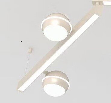 Hanglamp vanuit onderaanzicht met een lange witte lichtbalk en twee ronde, modern vormgegeven lampen