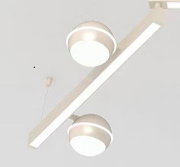 Hanglamp vanuit onderaanzicht met een lange witte lichtbalk en twee ronde, modern vormgegeven lampen