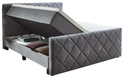 Boxspringbett BX2200 CHESTER in seitlicher Perspektive mit geöffnetem Bettkasten und Stauraum für Decken und Kissen.