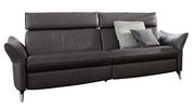 Modernes 2,5-Sitzer Sofa in dunklem Leder mit verstellbaren Kopfstützen und dekorativen Kissen, seitliche Perspektive.
