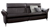 Modernes 2,5-Sitzer Sofa in dunklem Leder mit verstellbaren Kopfstützen und dekorativen Kissen, seitliche Perspektive.