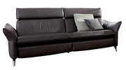 Modernes 2,5-Sitzer Sofa in dunklem Leder mit verstellbaren Kopfstützen und dekorativen Kissen, seitliche Perspektive.