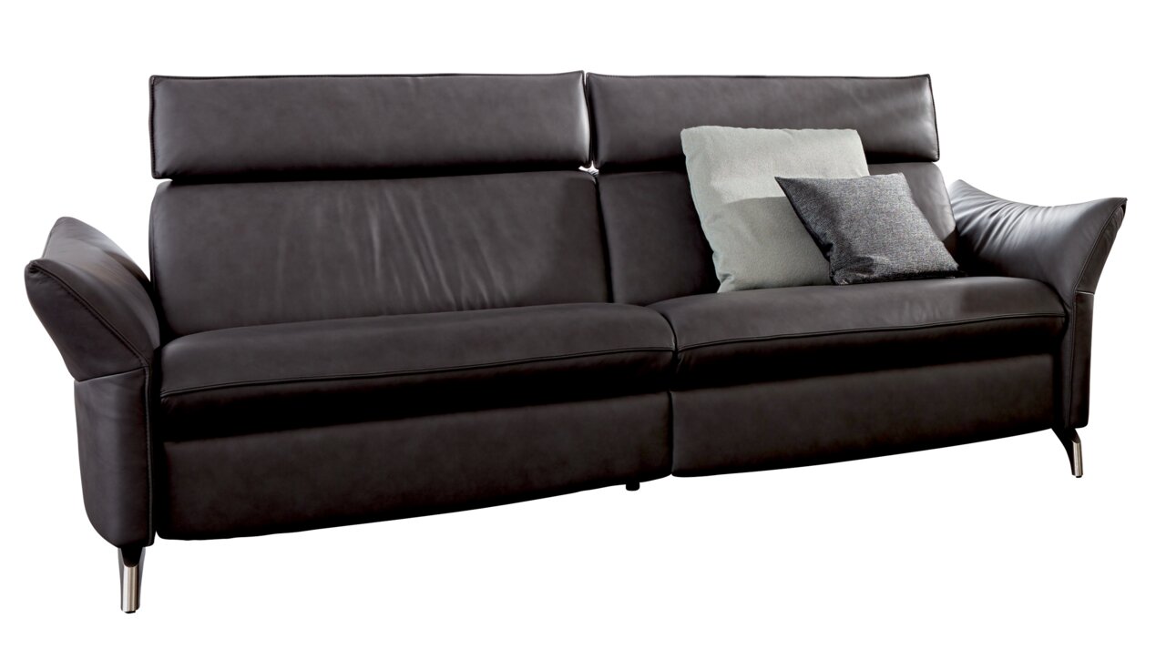 Modernes 2,5-Sitzer Sofa in dunklem Leder mit verstellbaren Kopfstützen und dekorativen Kissen, seitliche Perspektive.